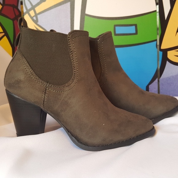 ⬇️ Sociology Olive Green Chunky Heel Booties - Picture 2 of 5